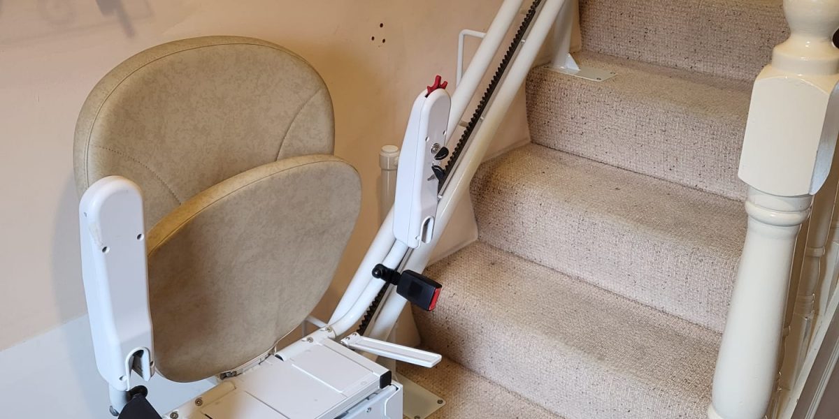 Reconditioned Stairlifts Ireland. Cream carpet with a white stairlift and cream padding.